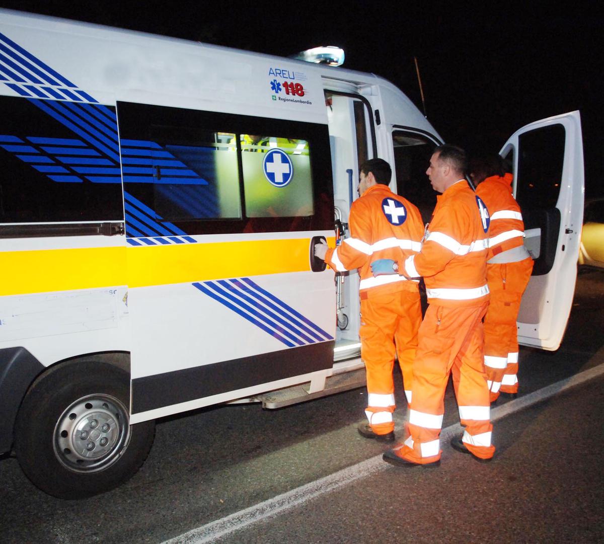 a suzzara la lite a notte fonda fra vicini finisce a coltellate ventenne sfregiato in testa