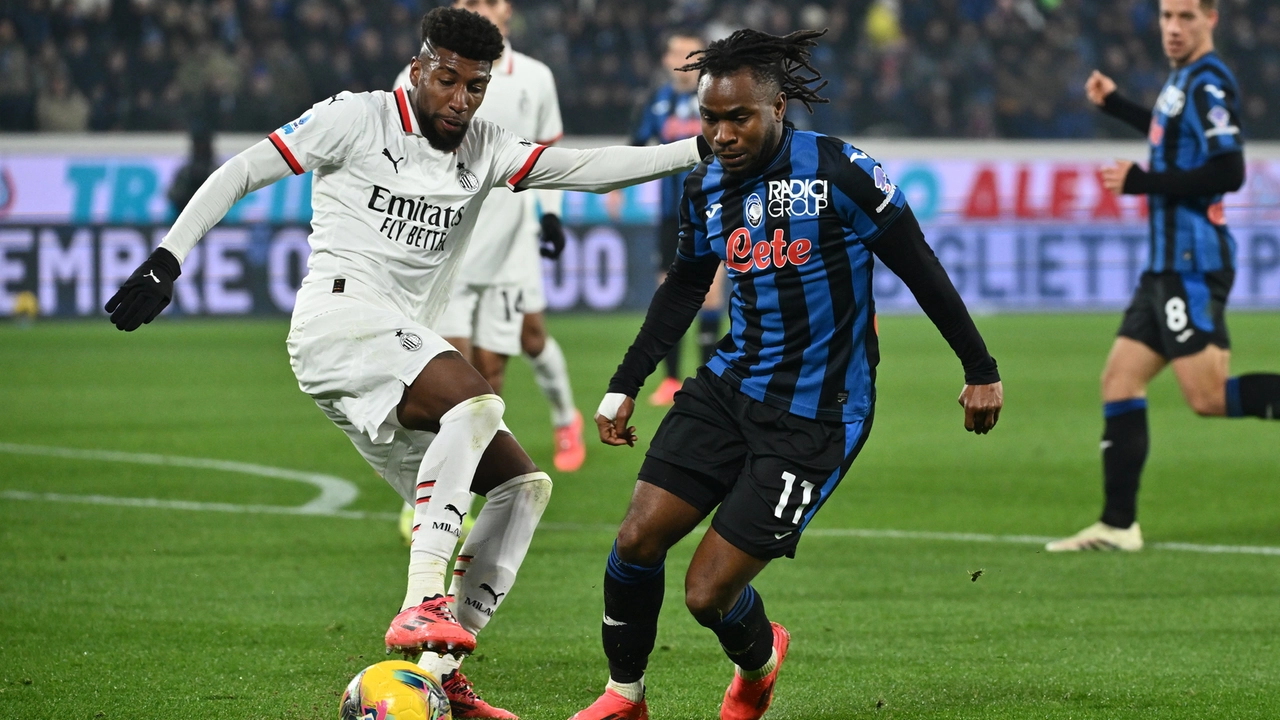 Un'azione di gioco fra Emerson Royal (Milan) e Ademola Lookman (Atalanta)