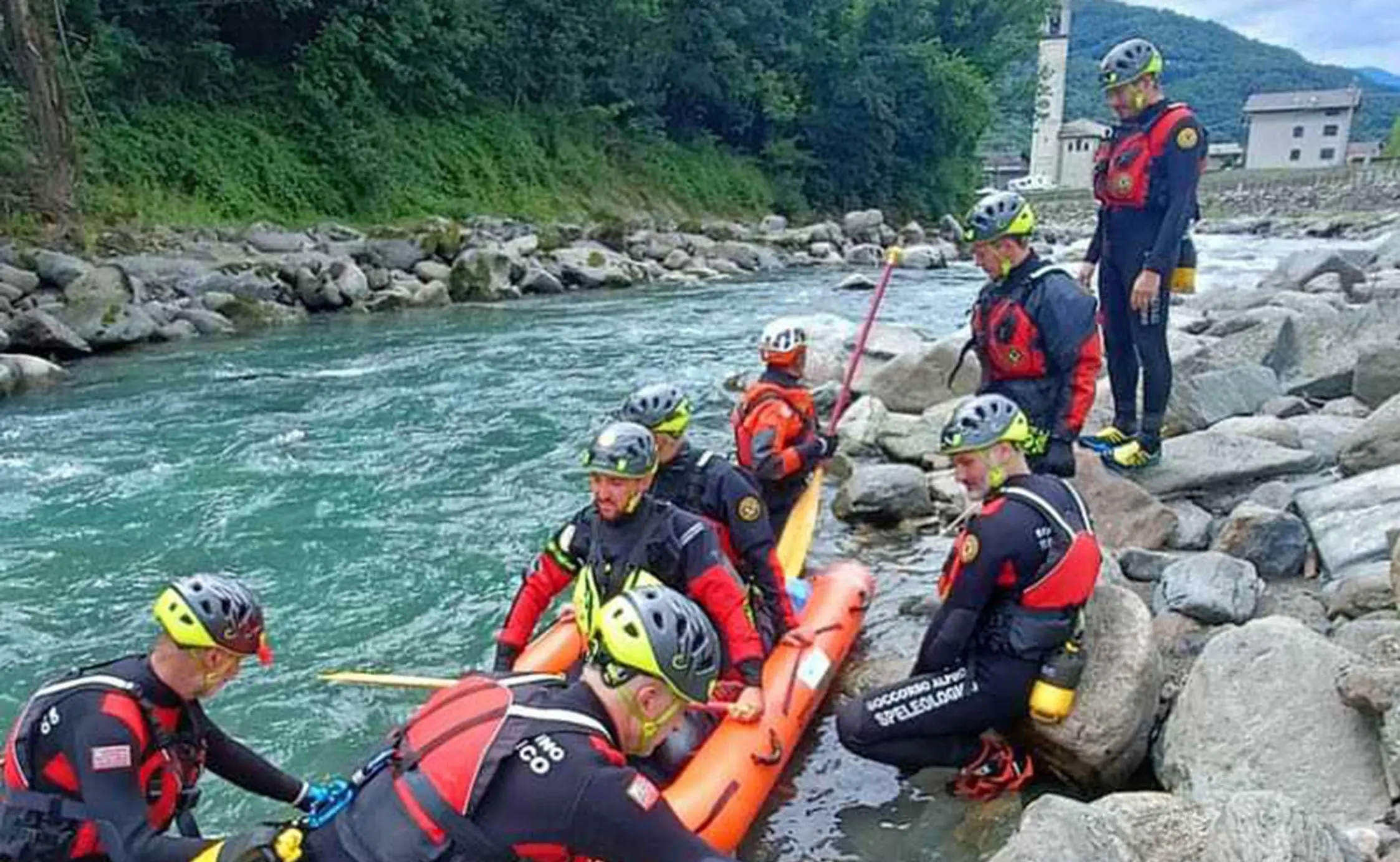 Prove di emergenza. Soccorritori lombardi test nei torrenti in valle