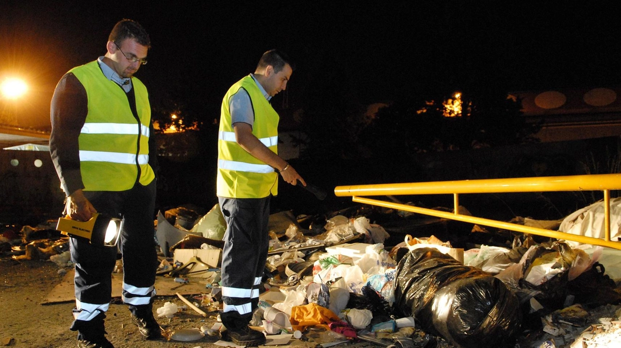 Aveva abbandonato una grande quantità di rifiuti in via Matteotti, creando una vera e propria discarica a cielo aperto,... Aveva abbandonato una grande quantità di rifiuti in via Matteotti, creando una vera e propria discarica a cielo aperto,...