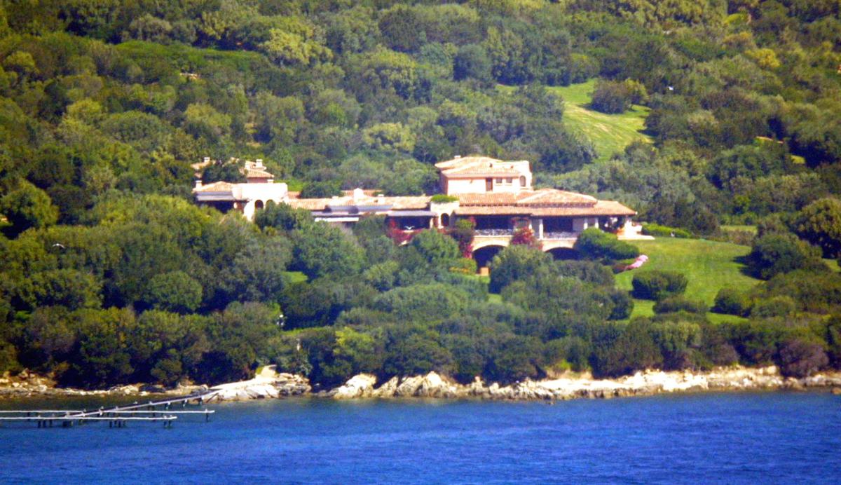 Villa Certosa, un miliardario arabo interessato al buen retiro di Silvio Berlusconi in Sardegna Villa Certosa, un miliardario arabo interessato al buen retiro di Silvio Berlusconi in Sardegna