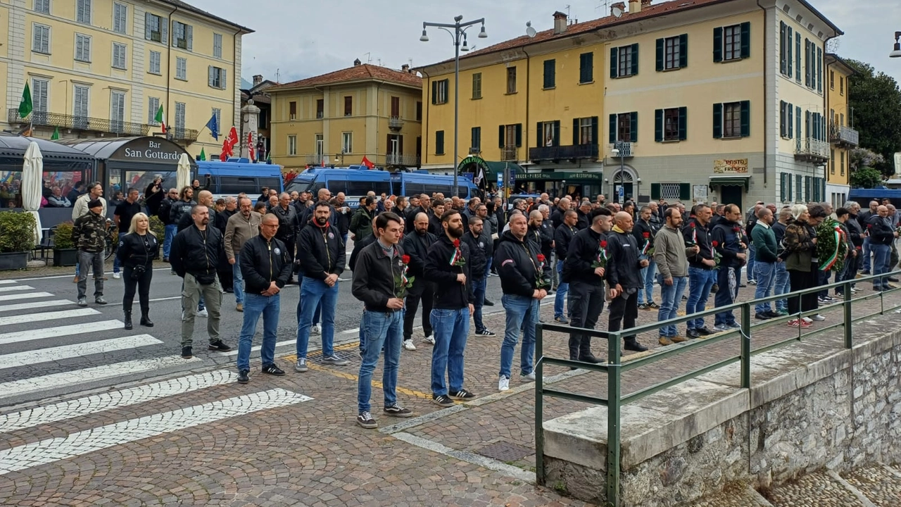 Un altro scatto dei neofascisti con una rosa in mano per ricordare Mussolini (Cusa)