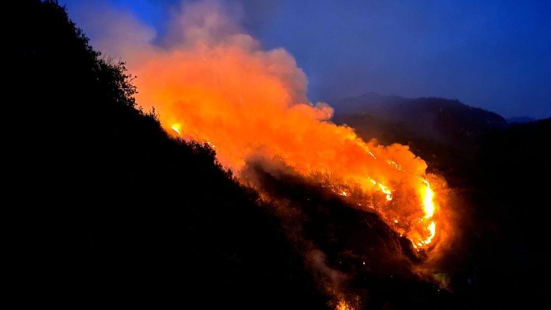 incendio sui monti sopra il lago d iseo   fiamme sopra lo specchio d acqua il fumo invade paesi e gallerie