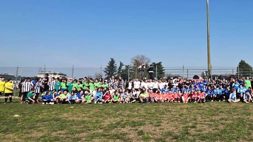 la parità dal football baby calciatrici in campo fatevi rispettare in ogni ambito della vita 