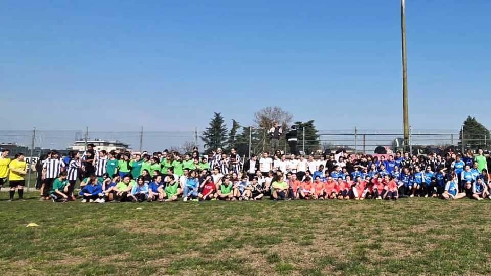 Lodi, 240 giovanissime in campo al quartiere San Bernardo. Polemica sull’intitolazione dello stadio alle sorelle Boccalini. La Lega: solo bandierine politiche e decisione presa senza confronti. Lodi, 240 giovanissime in campo al quartiere San Bernardo. Polemica sull’intitolazione dello stadio alle sorelle Boccalini. La Lega: solo bandierine politiche e decisione presa senza confronti.