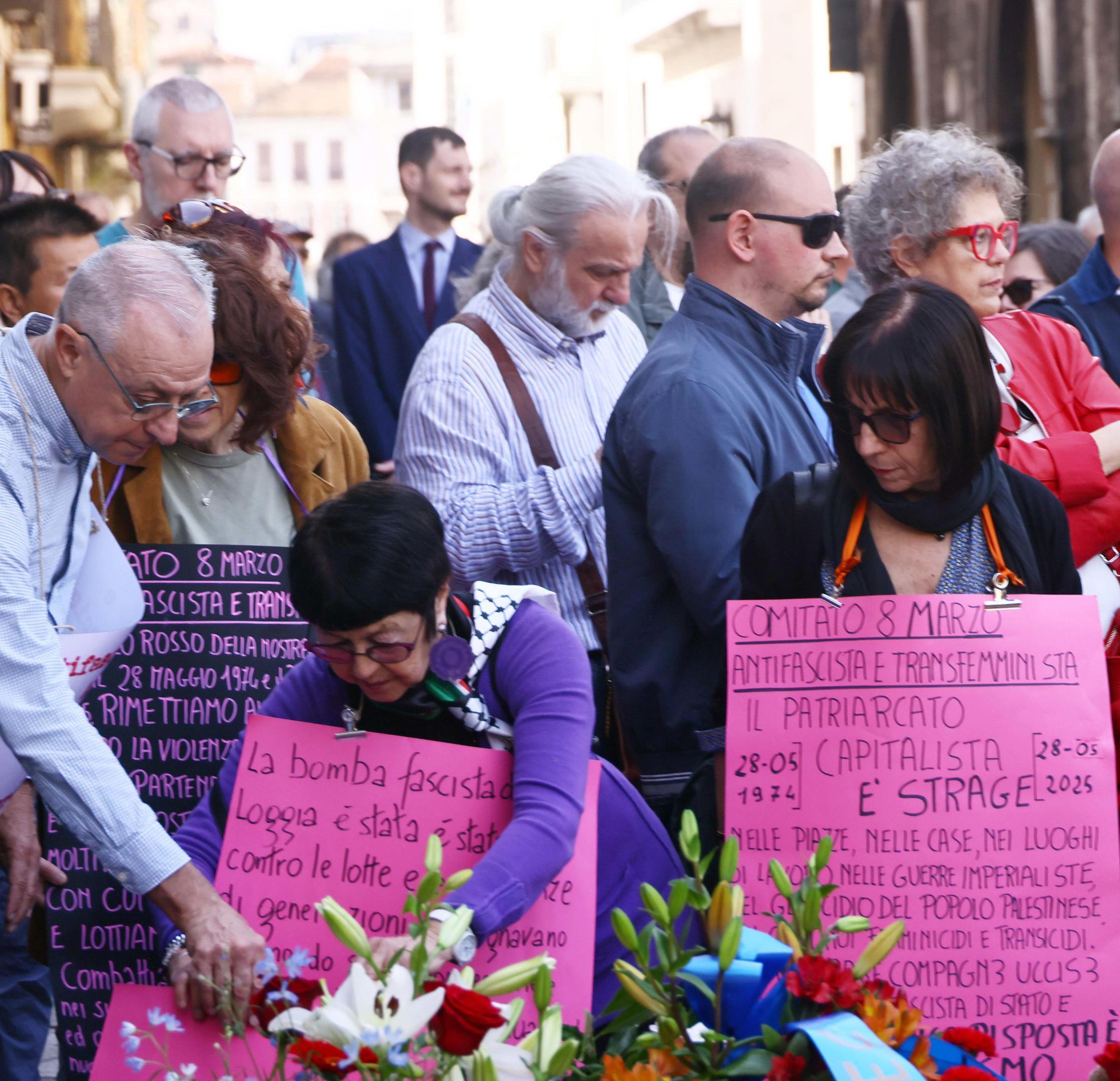 La Piazza della Strage. In migliaia alla Loggia: "Degli innocenti caduti non scorderemo i nomi" La Piazza della Strage. In migliaia alla Loggia: "Degli innocenti caduti non scorderemo i nomi"