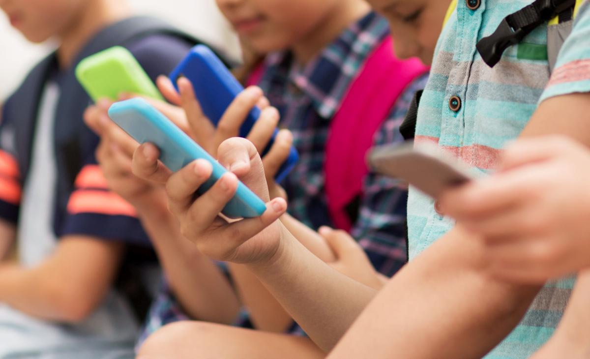 I nostri figli e i mostri del web in agguato nel silenzio delle camerette: “La psiche dei ragazzi è fragile, non vanno mai lasciati soli”