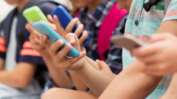 I nostri figli e i mostri del web in agguato nel silenzio delle camerette: “La psiche dei ragazzi è fragile, non vanno mai lasciati soli”