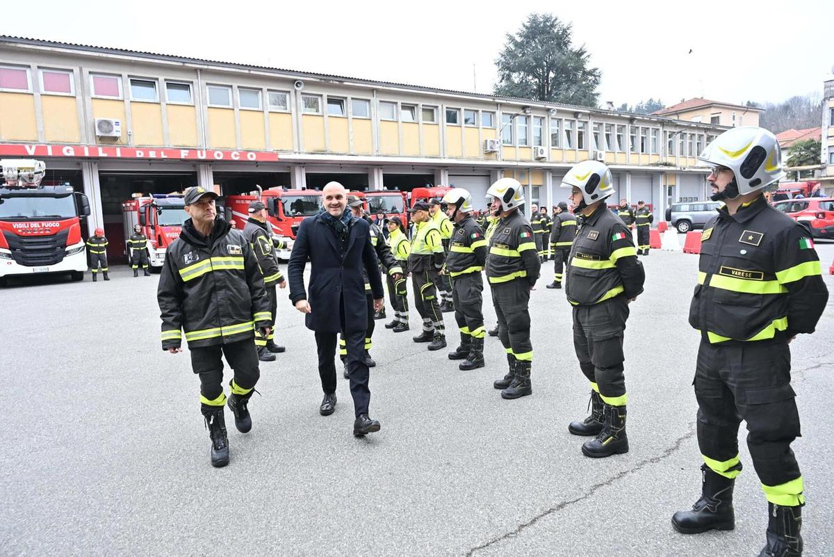 Sit in coi vigili del fuoco esasperati: "Dai politici solo pacche sulle spalle" Sit in coi vigili del fuoco esasperati: "Dai politici solo pacche sulle spalle"