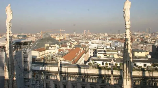Una veduta aerea di Milano dal tetto del Duomo