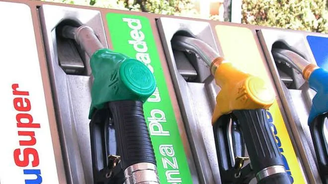 Benzina: prezzi in aumento (foto Ansa)