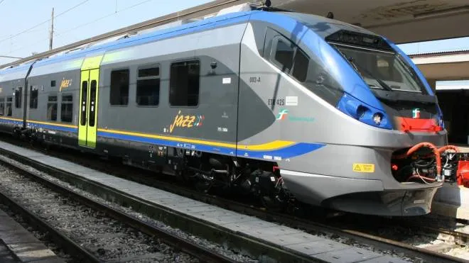(DIRE) Bologna, 23 apr. - Altri 25 treni Jazz prodotti da Alstom, riciclabili per il 95% e in grado di ridurre le emissioni di CO2, sono in arrivo sul trasporto regionale di Trenitalia. La societa' ha infatti firmato due contratti per  circa 170 milioni di euro con Alstom. L'operatore nazionale ha, dunque, esercitato l'opzione prevista dalla commessa di 70 convogli, assegnata ad Alstom nel 2012, ordinando altri 25 treni. Sale cosi' a 95 la flotta di treni regionali Coradia Meridian destinati a migliorare qualita' e comfort di viaggio dei pendolari di quelle Regioni che ne hanno pianificato l'arrivo nel contratto di servizio siglato con Trenitalia. Progettati e realizzati da Alstom in Italia, negli stabilimenti di Savigliano (Cuneo), Bologna e Sesto San Giovanni (Milano), i treni Jazz sono gia' in servizio nelle Marche, Umbria, Piemonte, Abruzzo, Toscana e Lombardia.     "Siamo lieti che Trenitalia abbia rinnovato la fiducia in Alstom, riconoscendo l'impegno che tutta l'azienda ha messo in questo progetto- commenta Pierre-Louis Bertina, presidente e amministratore delegato di Alstom Ferroviaria Spa- Jazz si sta, infatti, dimostrando un prodotto affidabile e apprezzato dai passeggeri e stiamo rispettando i tempi di consegna previsti dal contratto". La commessa, peraltro, aggiunge l'ad, permette all'azienda di "dare un po' di ossigeno alle nostre fabbriche italiane", anche se "per allontanare le preoccupazioni sui futuri carichi di lavoro, e' necessario che altre Regioni scelgano il nostro treno". (SEGUE)   (Asa/ Dire) 13:20 23-04-1