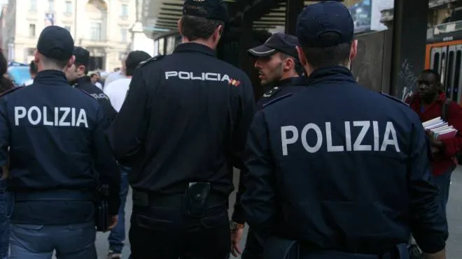 Controlli della polizia a Milano (Newpress)