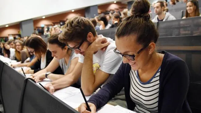 Aspiranti matricole partecipano ai test d'ammissione alle professioni sanitarie in un'aula dell'universita Bicocca di Milano, 3 settembre 2014.ANSA/DANIEL DAL ZENNARO