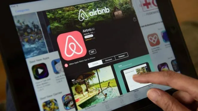 (FILES) This file photo taken on April 28, 2016 shows a woman browsing the site of US home sharing giant Airbnb on a tablet in Berlin.
A Berlin court on June 8, 2016 began hearing a challenge brought by four individuals against the German capital's authorities over their ban on private holiday rentals. / AFP PHOTO / John MACDOUGALL