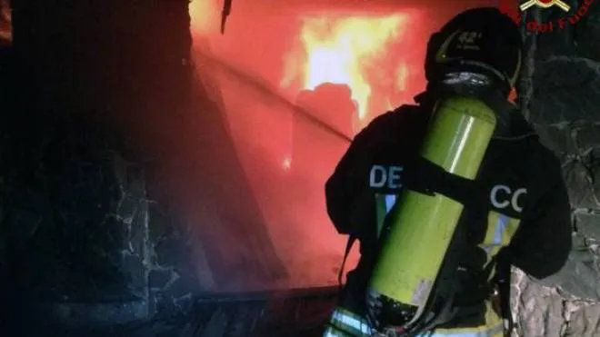 I Vigili del Fuoco sono intervenuti la notte tra mercoledi e giovedi a Monterosso per un incendio che ha coinvolto un box adibito a ricover