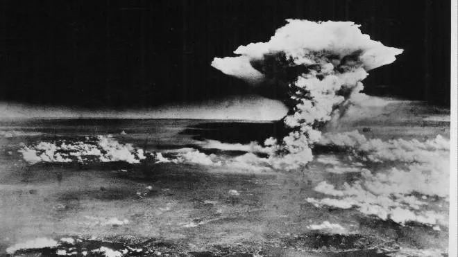 Il mattino del 6 agosto 1945 alle ore 8:15 l'aeronautica militare statunitense sganciò la bomba atomica "Little Boy" sulla città giapponese di Hiroshima, seguita tre giorni dopo dal lancio dell'ordigno "Fat Man" su Nagasaki. Il numero di vittime dirette è stimato da 100 000 a 200 000, quasi esclusivamente civili. 
Per la gravità dei danni diretti e indiretti causati dagli ordigni e per le implicazioni etiche comportate dall'utilizzo di un'arma di distruzione di massa, si è trattato del primo e unico utilizzo in guerra di tali armi.