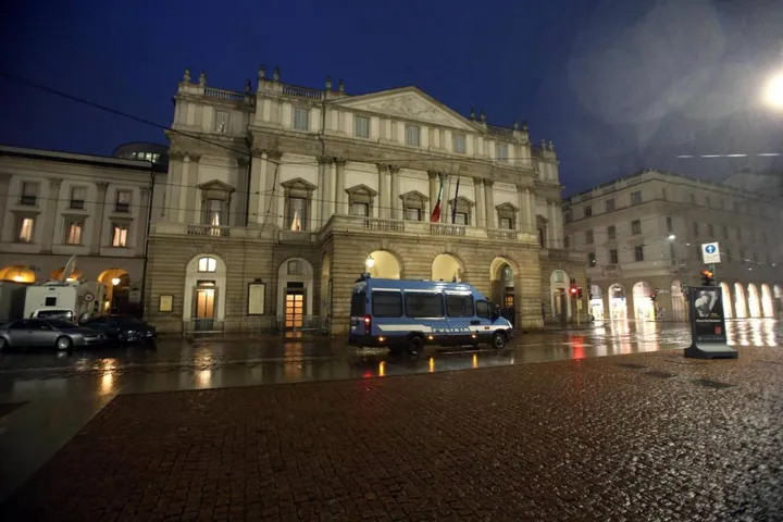 Una veduta esterna del Teatro alla Scala durante la "Turandot", Milano, 01 maggio 2015.
ANSA/MATTEO BAZZI