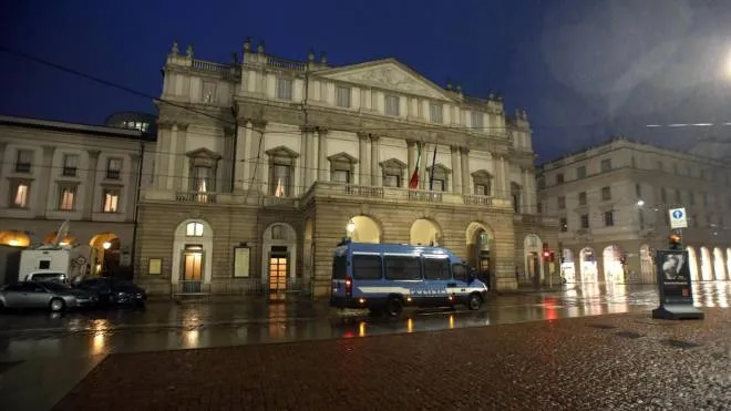 Una veduta esterna del Teatro alla Scala durante la "Turandot", Milano, 01 maggio 2015.
ANSA/MATTEO BAZZI