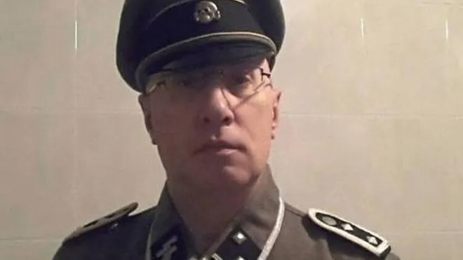Giorgio Piacentini con la divisa da nazista che gli costò la sospensione dal servizio come comandante della Polizia locale