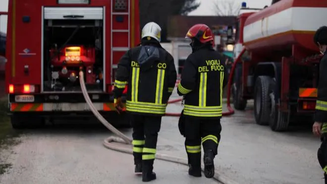 pesaro: fiam incendio vigili del fuoco pompieri livi vittorio ambulanze carabinieri polizia fabbrica capannone