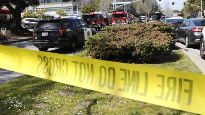 epa06644302 A police line cordons off the YouTube headquarters in San Bruno, California, USA, 03 April 2018, following a shooting. According to police reports, a woman opened fired at the YouTube headquarters, wounding four people before taking her own life.  EPA/JOHN G. MABANGLO