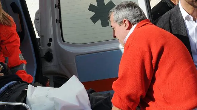 Il capotreno è stato portato in ospedale a Saronno