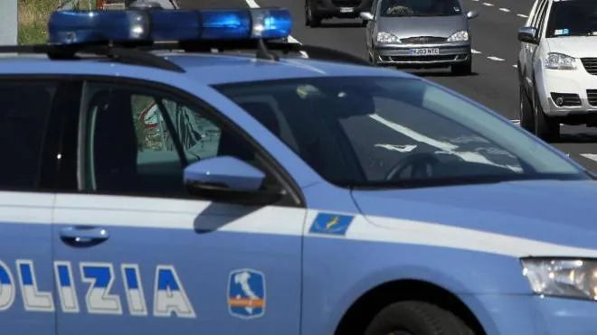 Polizia stradale controlla il tratto Fiorentino dell' autostrada del Sole A1, in un'immagine d'archivio. ANSA/CLAUDIO GIOVANNINI