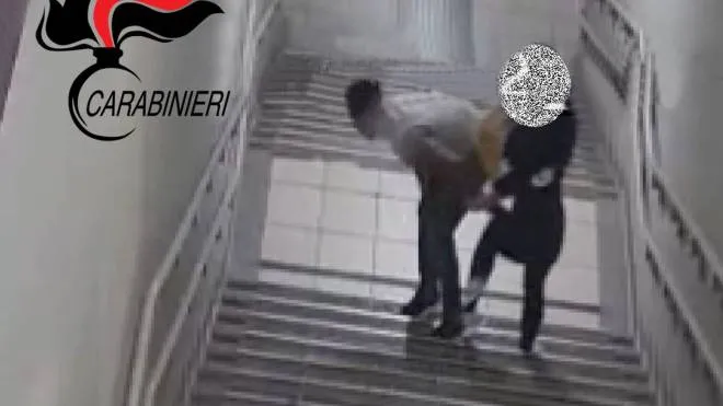 Tognolatti Vazzana frame video Carabinieri Milano tentata violenza Stazione Garibaldi
