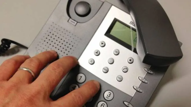 Un telefono fisso in una foto di archivio ANSA