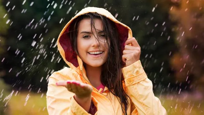 Pretty young woman in yellow raincoat FREDDO AUTUNNO PIOGGIA IMPERMEABILE DONNA