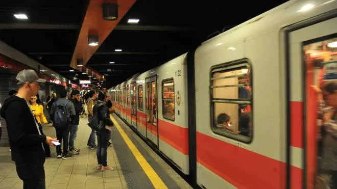MILANO ARCHIVIO  FERMATA STAZIONE METROPOLITANA M1 LINEA ROSSA AUTISTA Quindicenne si getta sui binari del metrO a Milano salvata dalla frenata del macchinista eroe  FOTO MARMORINO/NEWPRESS