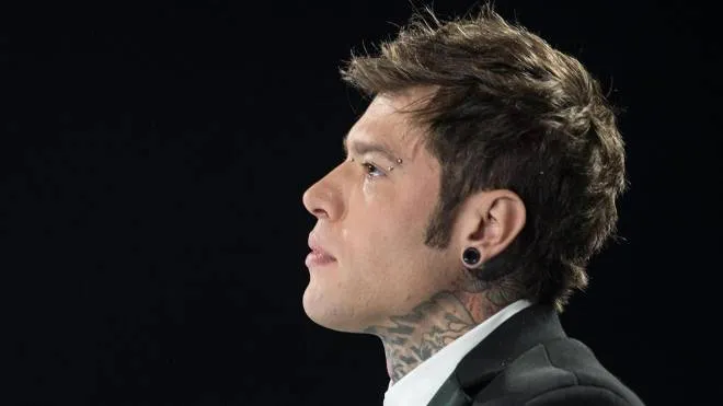 Fedez durante la quinta puntata live dedicata agli inediti di X Factor 2018, il talent show prodotto da Fremantle, 22 novembre 2018. ANSA/ UFFICIO STAMPA/ JULE HERING   +++ ANSA PROVIDES ACCESS TO THIS HANDOUT PHOTO TO BE USED SOLELY TO ILLUSTRATE NEWS REPORTING OR COMMENTARY ON THE FACTS OR EVENTS DEPICTED IN THIS IMAGE; NO ARCHIVING; NO LICENSING +++