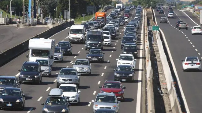 Traffico intenso sull'autostrada A14 nel nodo di Bologna, in una foto d'archivio. ANSA/GIORGIO BENVENUTI