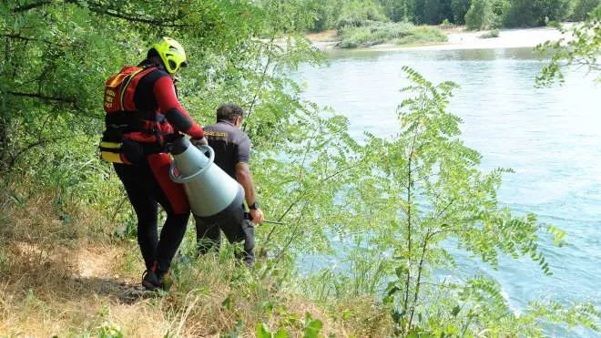 Le ricerche dell'uomo scomparso nelle acque del fiume Ticino (foto Roberto Garavaglia)