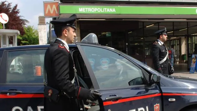 I carabinieri alla stazione della metropolitana di Cassina