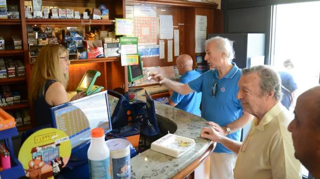Avventori tentano la sorte al bar Marino; il locale da lunedì chiude per ferie sino a fine mese