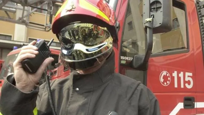 IPOTESI DOLO  I pompieri hanno domato  le fiamme  ma restano  gli interrogativi sulle cause dell’incendio