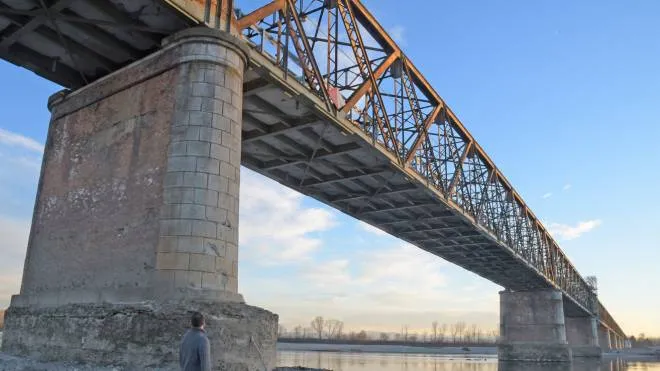 pavia - ponte della becca - fiume Po in secca - gennaio 2019 -  foto torres
