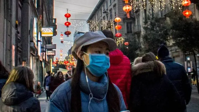 Le mascherine precauzionali sono spuntate anche nelle strade di Milano