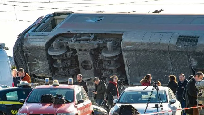 epa08198244 Members of the media gather next to a derailed coach of the 9505 Milan-Salerno high-speed train, near the station of Livraga, in the countryside of Lodi, northern Italy, 06 February 2020. According to media reports, a Frecciarossa high-speed train derailed on the Milan-Bologna line in the Lodi area killing two people with 30 others were injured.  EPA/ANDREA FASANI