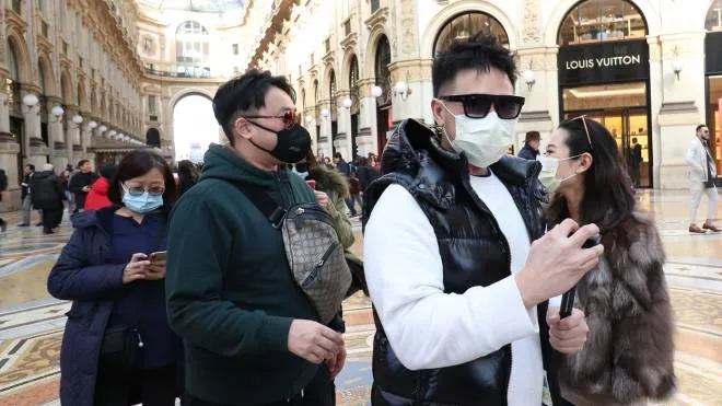 Turisti cinesi con le mascherine tra le boutique della Galleria Vittorio Emanuele