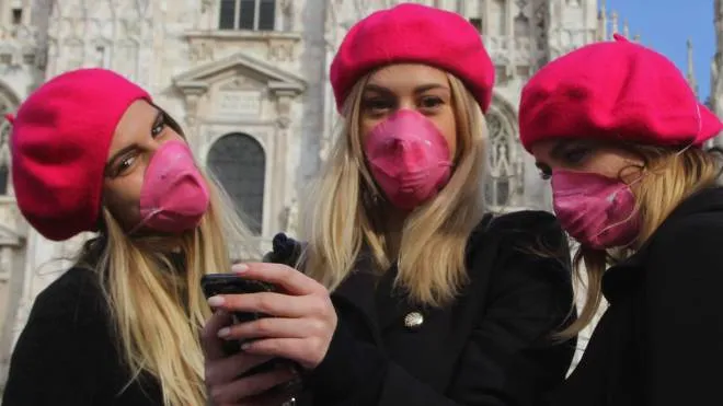 Otto marzo, festa delle donne  nonostante la paura dell Coronavirus si sono trovate indossando una mascherina , di colore viola, guidate da Jo Squillo, Milano , 08 marzo 2020, ANSA / PAOLO SALMOIRAGO