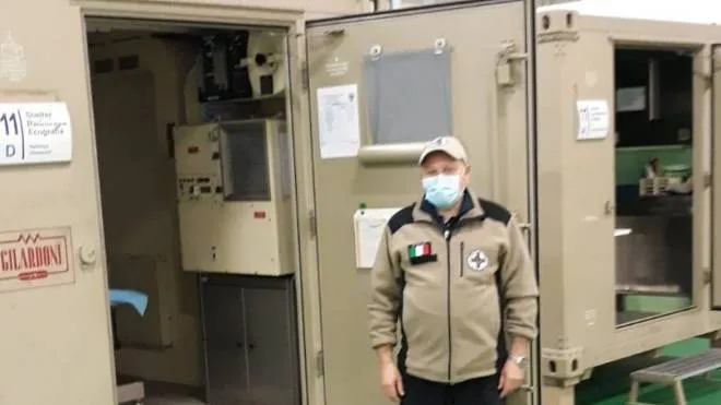 Riva, il pensionato alpino al lavoro nell’allestimento dell’ospedale a Bergamo