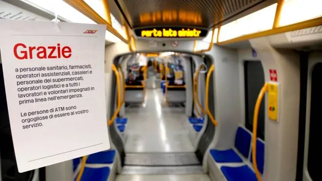 il messaggio di ringraziamento su una carrozza della metropolitana lilla per medici, infermieri e lavoratori durante l'emergenza Coronavirus a Milano, 26 aprile 2020.ANSA/Mourad Balti Touati
