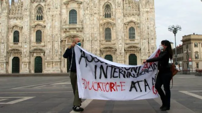 Milano 27 aprile 2020 Blitz insegnanti precari in Piazza Duomo contro il Concorso identificati dai Carabinieri,
foto ANSA / PAOLO SALMOIRAGO