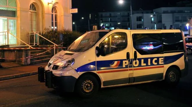 A police car is parked outside the police station of Joue les-Tours on December 20, 2014 where French police shot dead a man who attacked them with a knife in a police station while shouting "Allahu Akbar" ("God is great" in Arabic). The man injured the face of an officer at the entrance to the police station in Joue-les-Tours near the city of Tours in central France and injured two other before he was shot, the interior ministry said.  AFP PHOTO / GUILLAUME SOUVANT