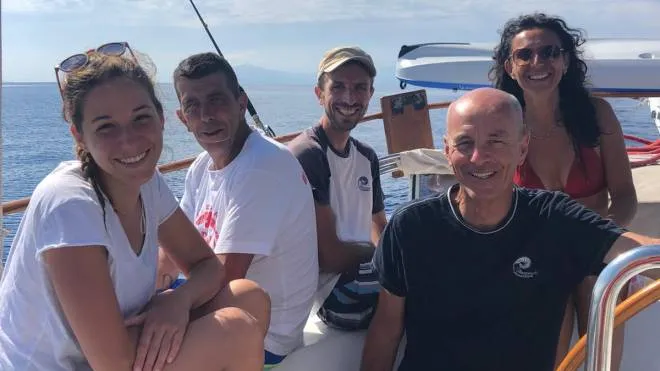 A sinistra Gabriele Gaudenzi con il team di educatori a bordo della barca a vela salpata dalla Liguria In alto un giovane impegnato nel lavoro durante la navigazione