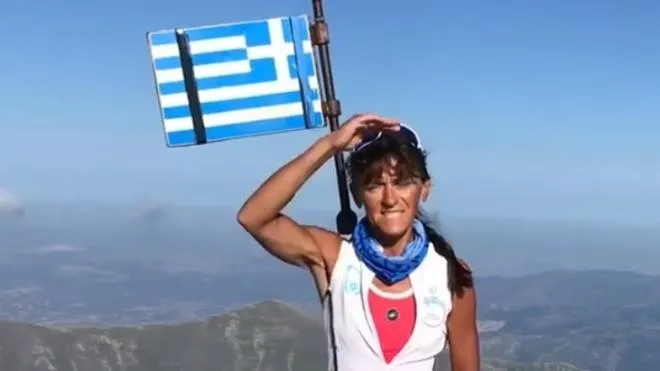 Stefania Valsecchi con il gonfalone di Lecco e la bandiera greca sulla vetta