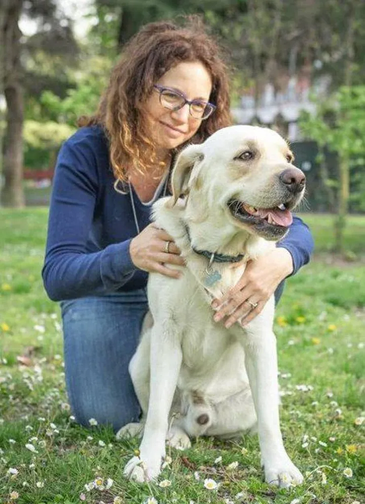 Elisa Dal Bosco insieme al suo Jack La donna è una operatrice che si occupa di pet therapy